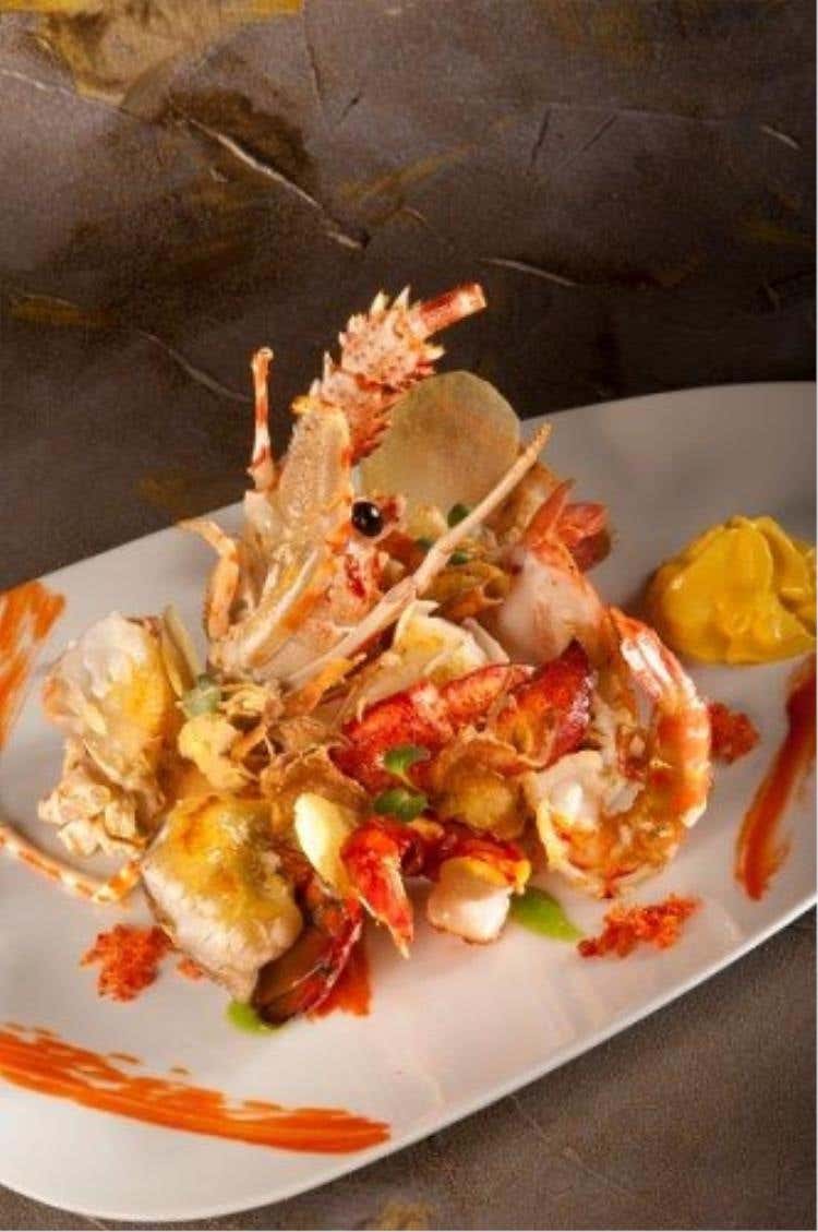 Padellata di crostacei, carciofi, patate cristallo e spuma di dragoncello